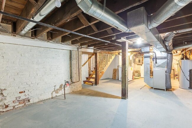 Building Photo - 238 Dale St N