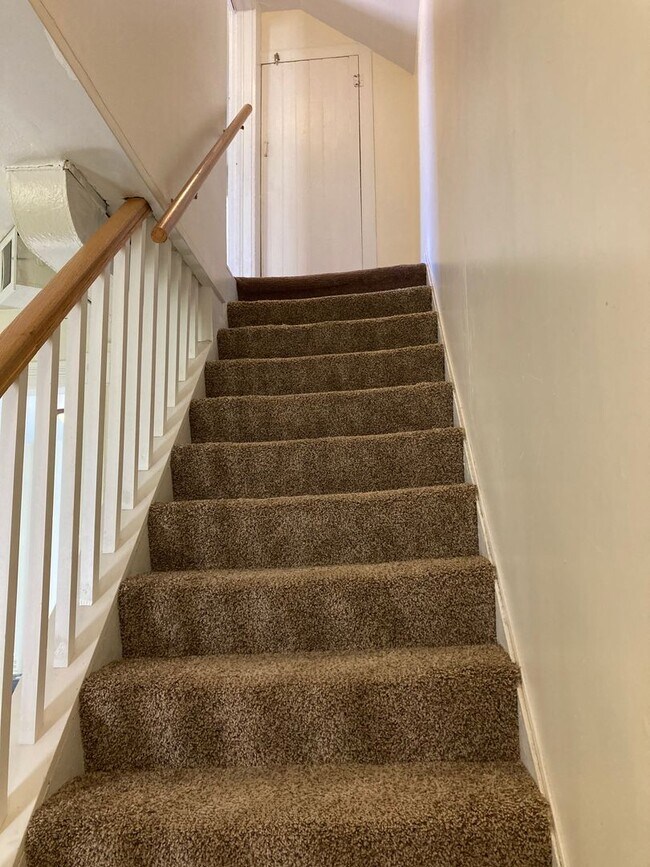 Building Photo - Three Bedroom Single-Family Home Close To ...