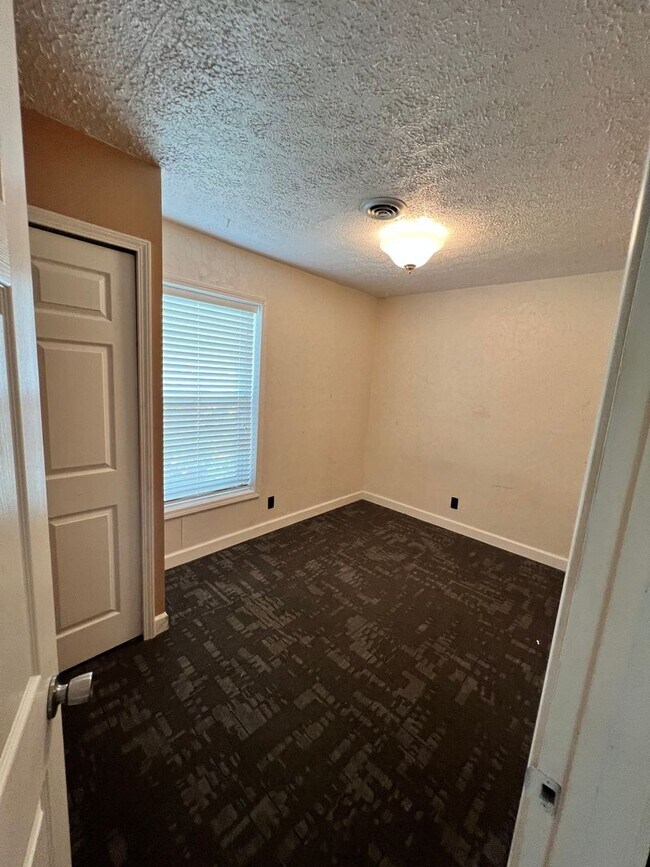 Building Photo - HOME IN PRP AREA