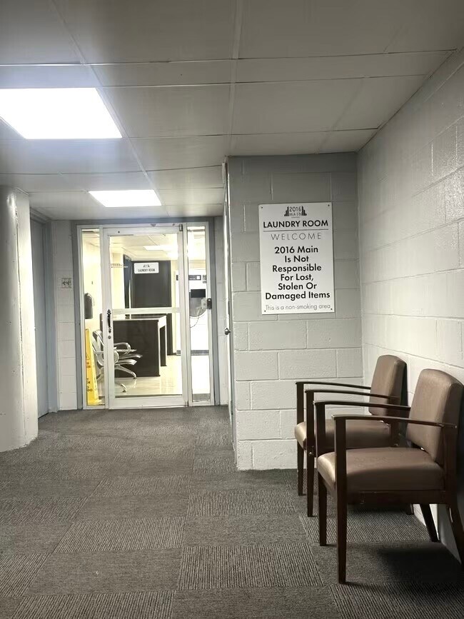 Building Photo - 2016 Main St