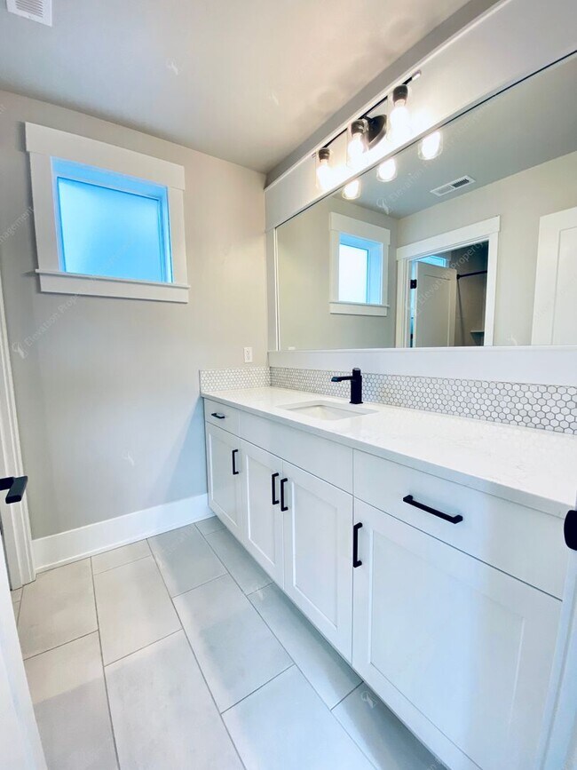 Building Photo - Craftsman Charm Meets Modern Luxury in Summit West