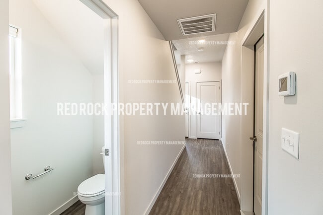 Building Photo - 303 Woodlawn Ln