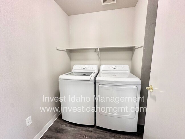 Building Photo - Fully renovated in 2025 2 bedroom, 2 bathroom ground floor apartment available soon.