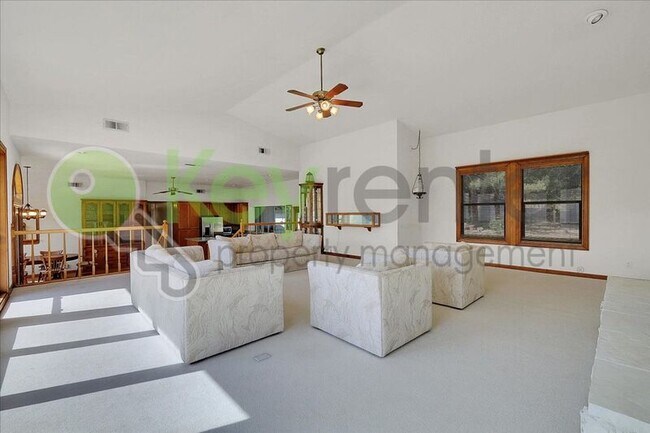 Building Photo - 3556 Mesa Verdes Dr