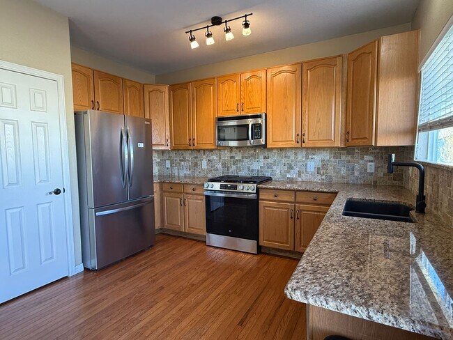 Building Photo - Beautiful 3 Bed / 3 Bath Home in Desirable D49!