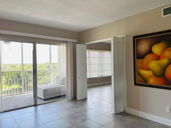 Building Photo - 3100 N Palm Aire Dr