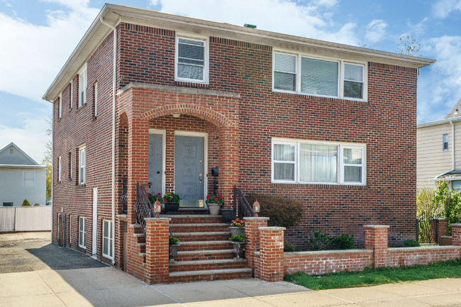 Building Photo - 414 Elm St