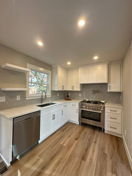 Building Photo - 5325 NE Flanders St