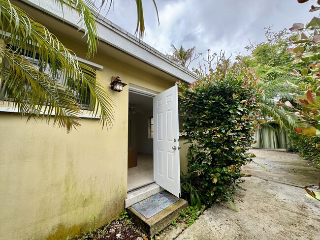 Building Photo - 1121 NE 16th Terrace