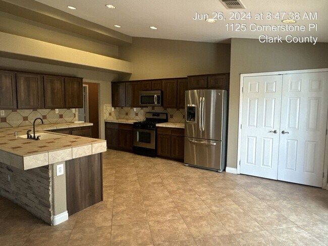 Building Photo - Beautiful Single Story with Pool in Eldora...