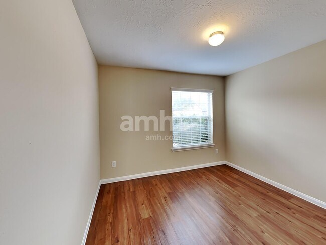 Building Photo - 20 Mira Loma Dr