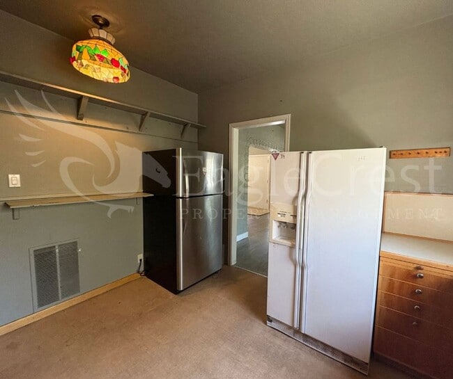 Building Photo - Large 8-Bedroom Home Across from Whitman College – Lawn Care Included