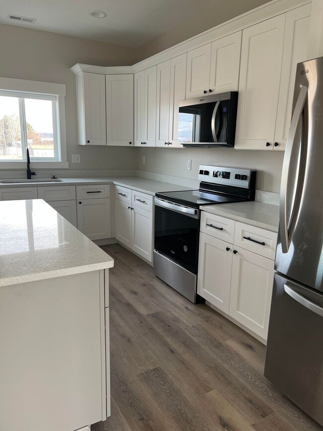 Building Photo - BRAND NEW 4 Bed, 2.5 bath home in Rexburg ...