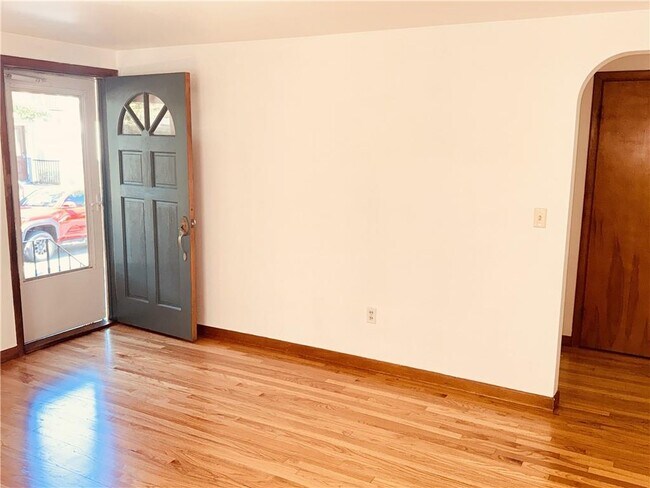 Building Photo - 25 1/2 Thurston Ave
