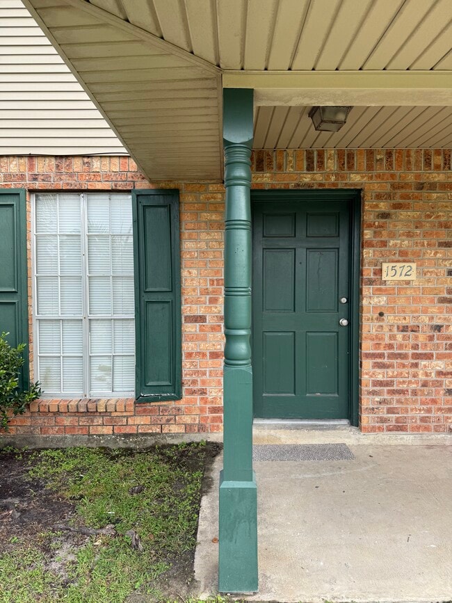 Building Photo - 1572 Savannah Dr