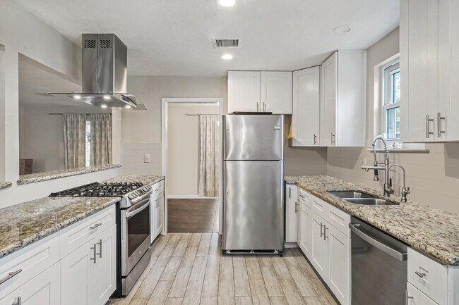 Open kitchen - 2018 Westlake Rd