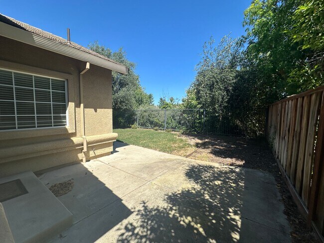 Building Photo - Single Story 3 Bed 2 Bath in Apple Hill!