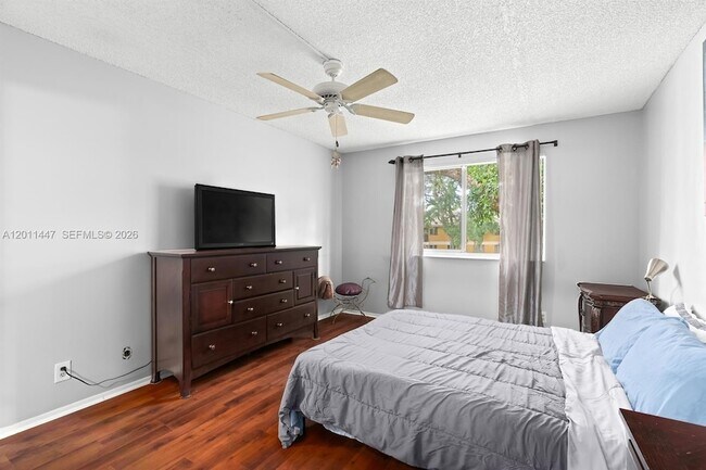 Building Photo - 3083 N Oakland Forest Dr