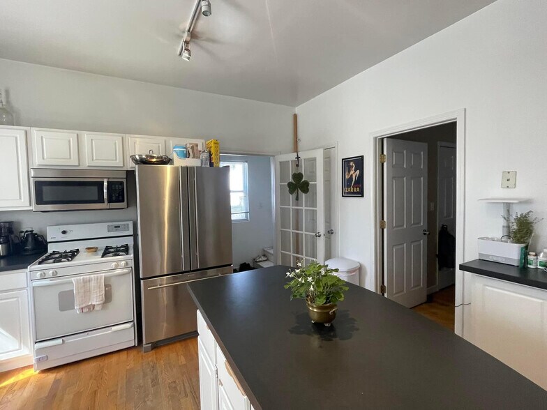 Building Photo - 3306 N Damen Ave
