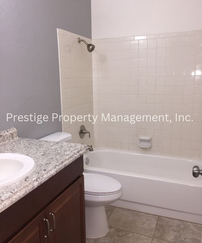 Building Photo - 3bd/2ba home tucked away in Northwest Tucs...