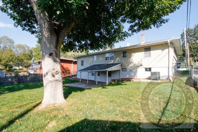 Building Photo - Convenience & Style: Your 3-Bed, 2-Bath Om...