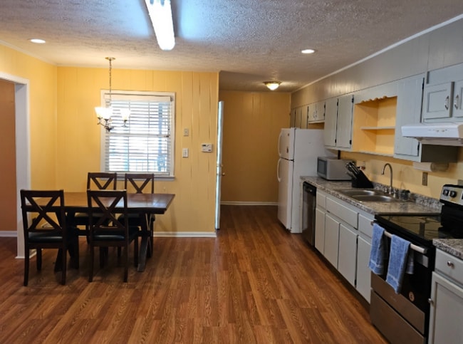 Building Photo - 6116 Evans Dr