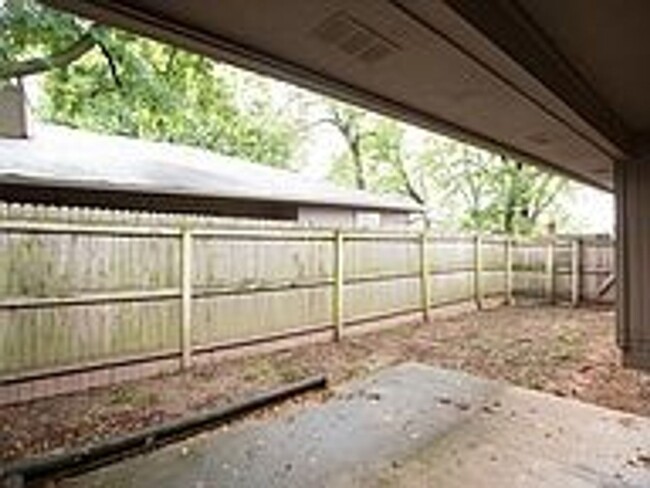 Building Photo - NO PETS ALLOWED: Wonderful 2 bedroom, 2 ba...