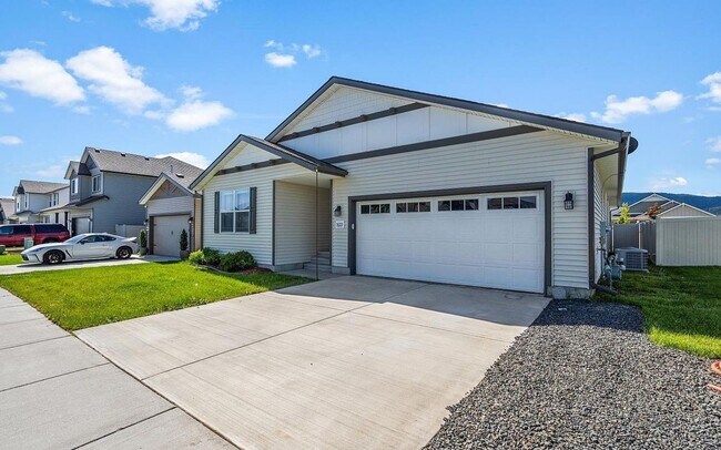 Building Photo - Great Location, Single Family Home, Post F...