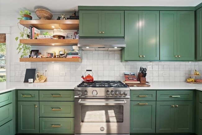 Building Photo - 4905 Duval St