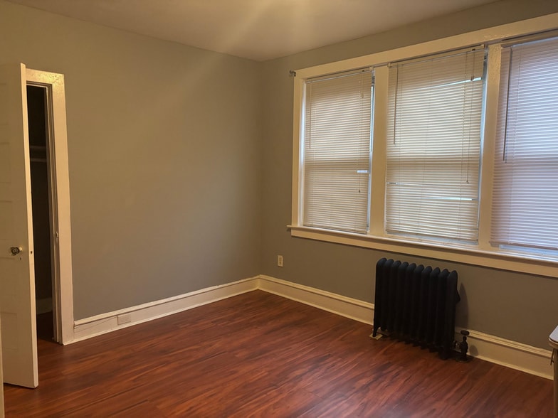 Building Photo - 649 W State St