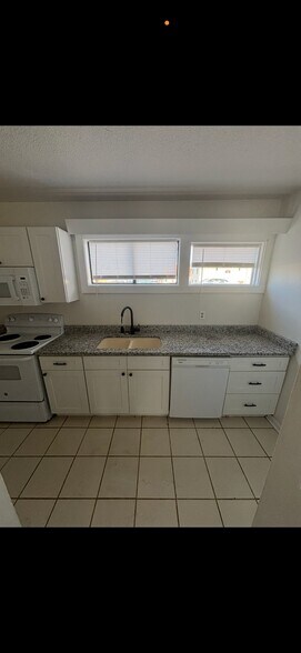 Building Photo - 404 W Maple St