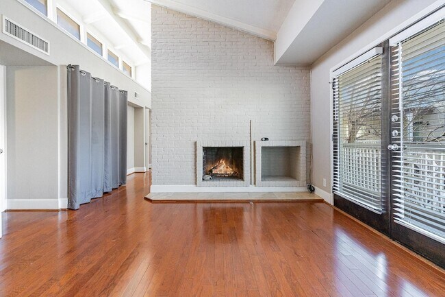 Building Photo - 5934 Sandhurst Ln