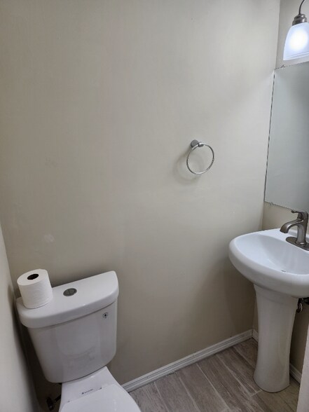 Building Photo - 311 E 6th Ave