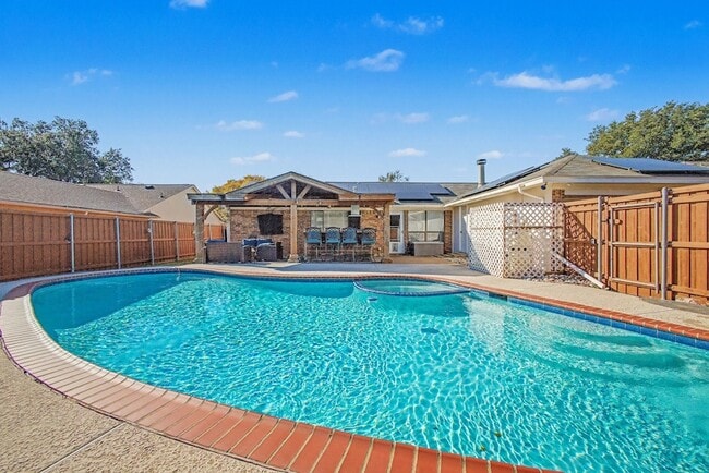 Building Photo - 913 Sandhurst Dr