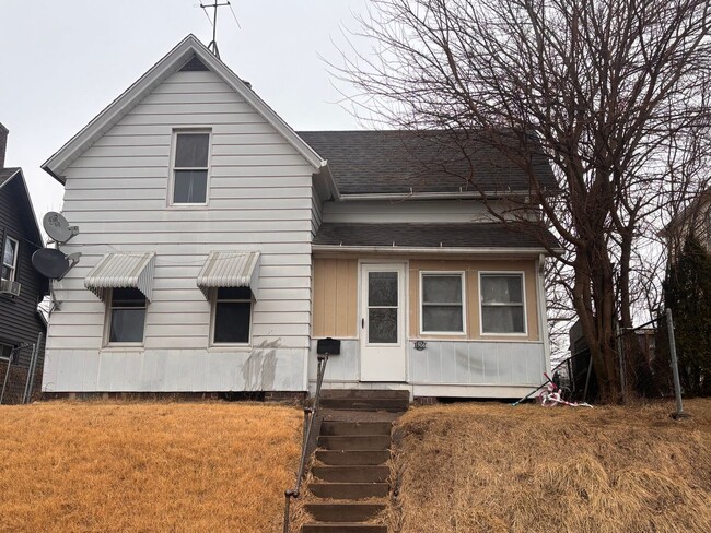 Building Photo - 3 bedroom/2 bath home