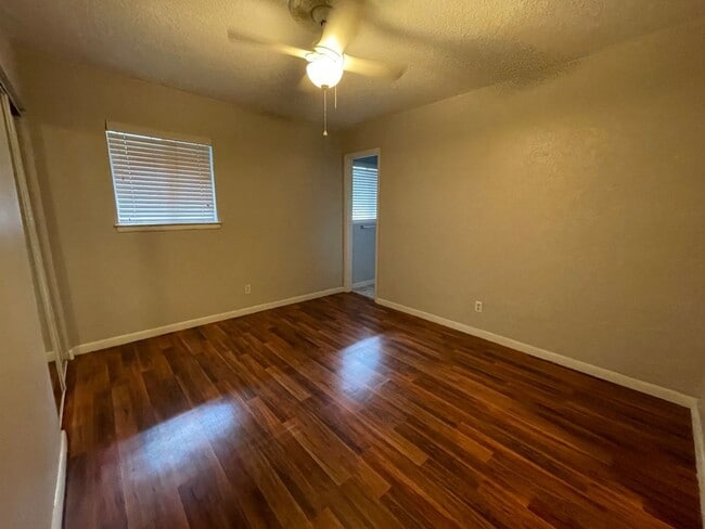 Building Photo - 710 Raymond Cir