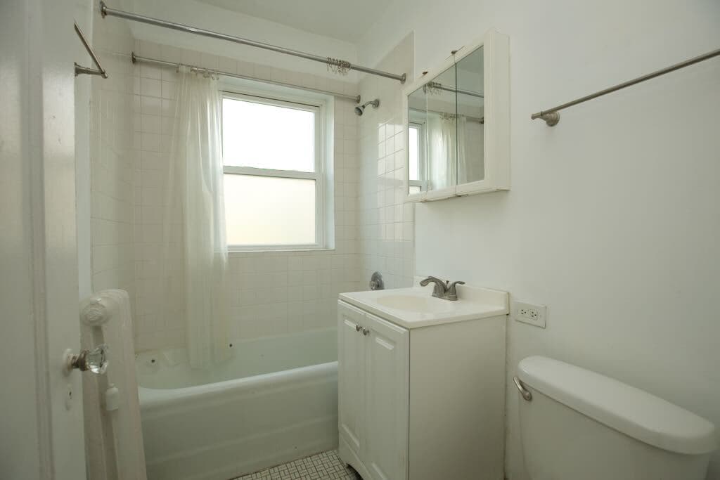 Building Photo - 808 Green Bay Rd