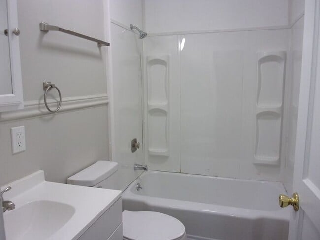 Building Photo - Renovated 2 Bedroom 1 1/2 Bath Townhome of...