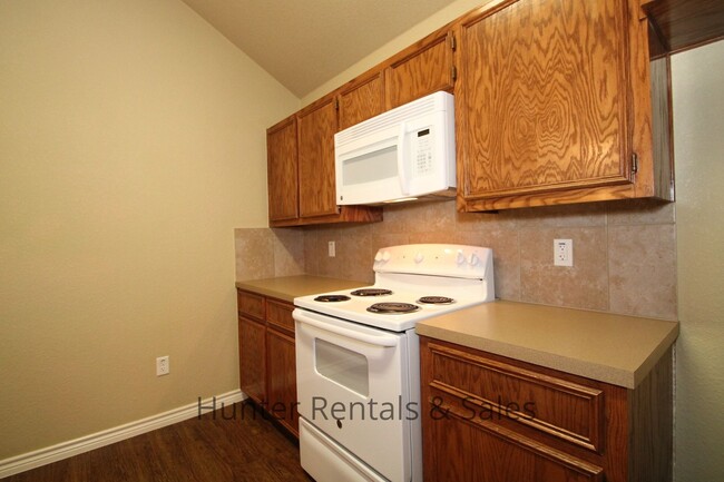 Building Photo - Luxury Duplex!
