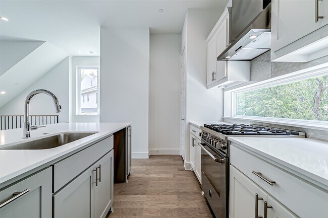 Building Photo - 6028 Lewis St