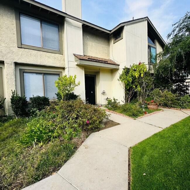 Building Photo - Newly Renovated 2 Bed / 2.5 Bath Townhome in North Hills