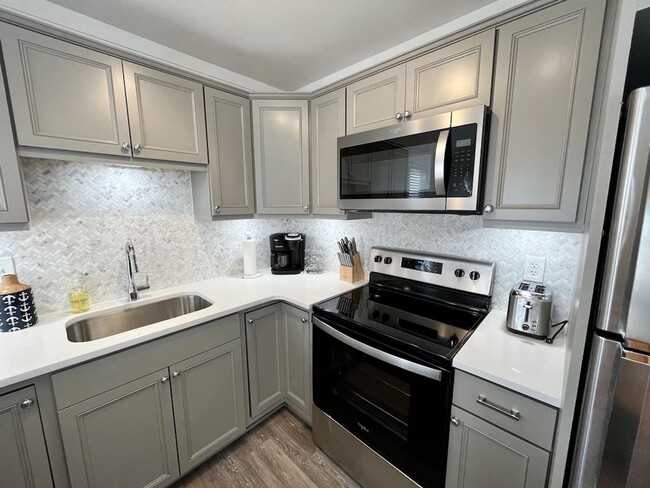 Building Photo - Renovated Home - Sleeps 6 - Winter Rental Only