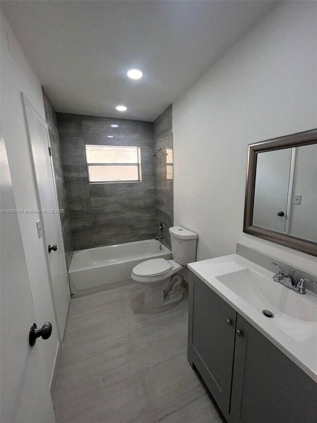Building Photo - 5111 W Oakland Park Blvd