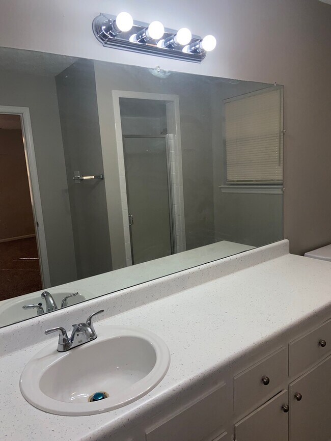 Building Photo - 600 20th Ct NE Center Point, AL 35215