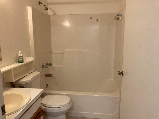 Building Photo - 1210 6th Dr