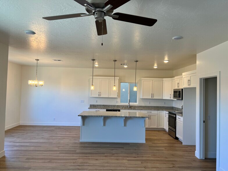 Building Photo - 499 S Stewart Creek Cv