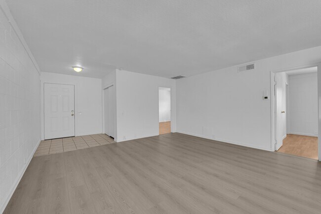 Building Photo - 2908 E Poplar Ave