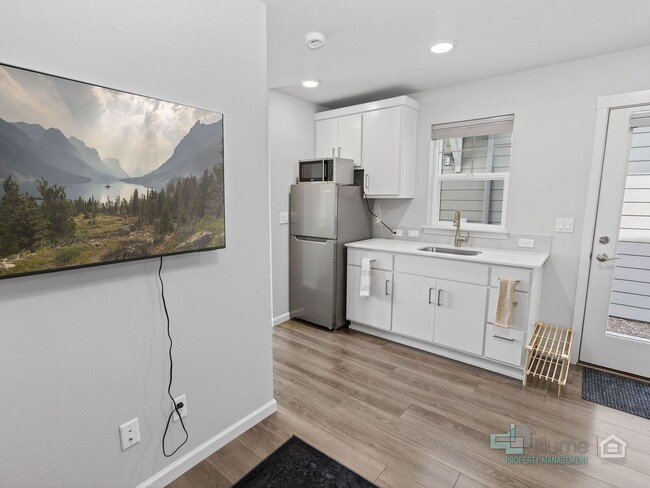 Building Photo - 1-MONTH FREE SPECIAL! Beautiful & Cozy 1BR in Hillsboro