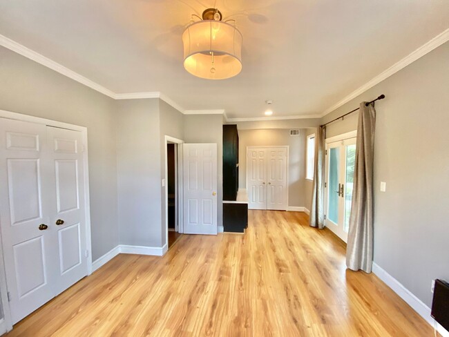 Building Photo - Logan/Dupont 1BR 1BA unit with hardwood fl...