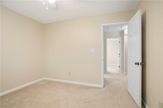 Building Photo - 4989 Kingswood Dr